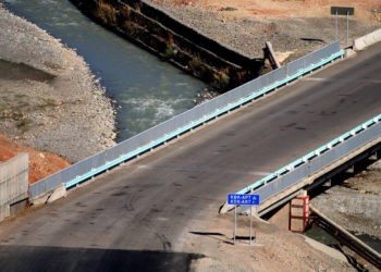 Жалал-Абадда жолдо курулуп жаткан көпүрөнүн темирлери уурдалды