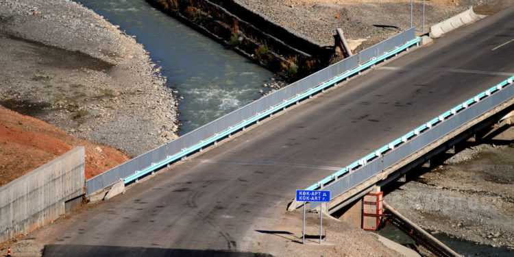 Жалал-Абадда жолдо курулуп жаткан көпүрөнүн темирлери уурдалды