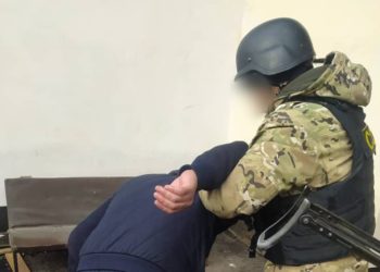 «Аялды сөгүп, чачынан сүйрөп, муунтуп». Бишкекте мурда 7 жолу соттолгон уюшкан кылмыштуу топтун мүчөсү кармалды