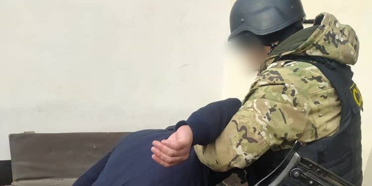 «Аялды сөгүп, чачынан сүйрөп, муунтуп». Бишкекте мурда 7 жолу соттолгон уюшкан кылмыштуу топтун мүчөсү кармалды