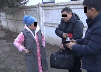 Баткенде аял киши УКМКнын кызматкерине пара берип жаткан жеринен кармалды