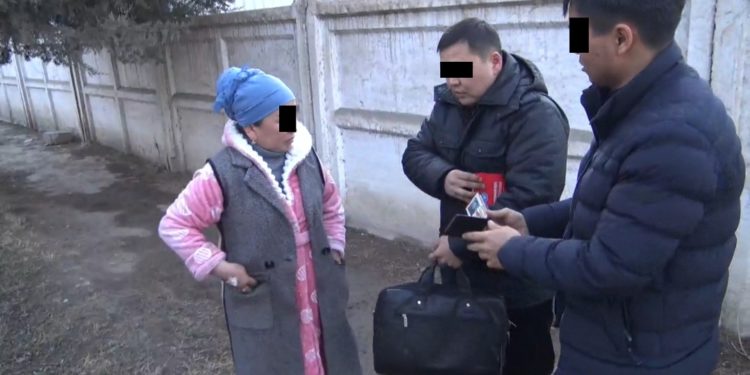 Баткенде аял киши УКМКнын кызматкерине пара берип жаткан жеринен кармалды