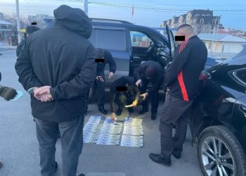 УКМК тарабынан пара алып жаткан ИИМдин кызматкерлери кармалды