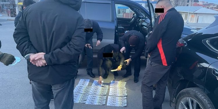 УКМК тарабынан пара алып жаткан ИИМдин кызматкерлери кармалды