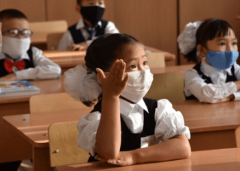 Кыргызстандагы мектептерде беткап тагынуу эрежеси алынды