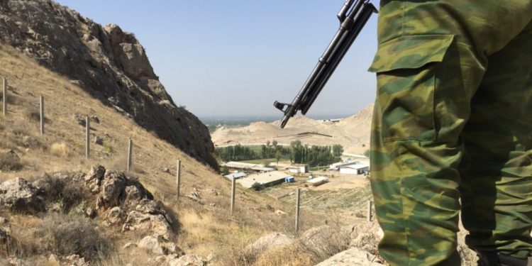 Кыргыз-тажик чек арасында курал колдонуу менен чыр-чатак орун алды