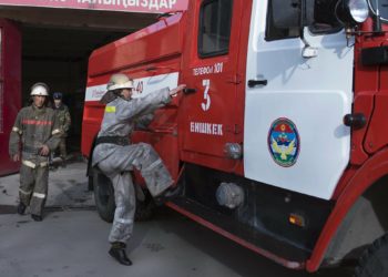 Кыргызстанга биринчи жолу 50дөн ашуун өрт өчүрүүчү унаа алып келинди