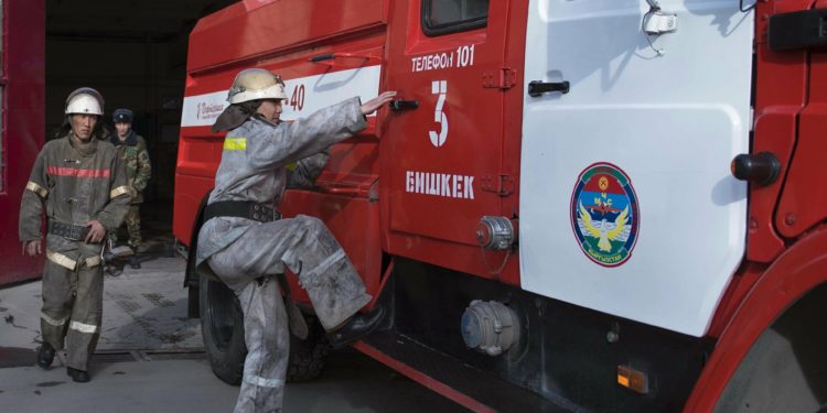 Кыргызстанга биринчи жолу 50дөн ашуун өрт өчүрүүчү унаа алып келинди