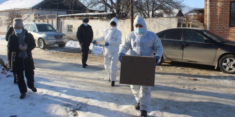 БШК Бишкектеги шайлоо тилкенин биринде имараттан тышкары добуш берүүнүн жыйынтыгын жокко чыгарат