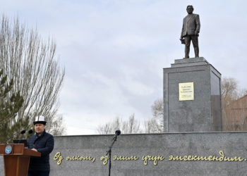 Президент Кочкордо мамлекеттик ишмер Турдакун Усубалиевдин эстелигин ачты