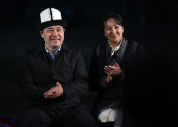 «Эң негизгиси, тынчтык болсун». Президент ханайым менен сүмөлөк аралаштырып, тилек айтышты