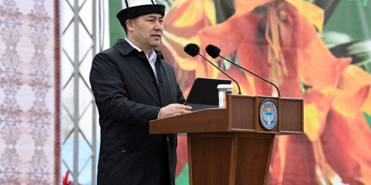 «Эл кызматындагылар саясатты экинчи планга коюп баштады». Президенттин Ноорузга карата куттуктоосу