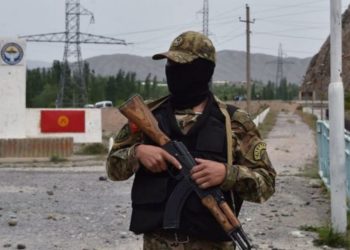 «Ооруканада дарыланууда». Тажик чек арачылары кыргыз аскер кызматкерин 5 күн мурда сабап салышканы маалым болду