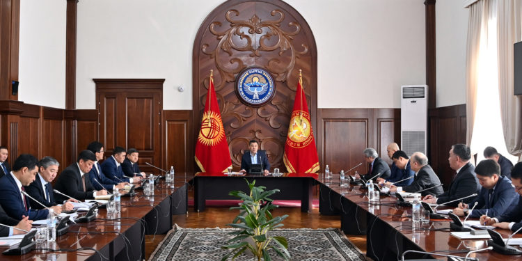Президент Садыр Жапаров министрлер менен социалдык-экономикалык кырдаалды талкуулады