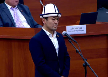Депутат Кадырбеков: «Доллар көтөрүлсө, көз ирмемде баа да көтөрүлөт. Доллар түштү, баа эмнеге түшпөй жатат?»