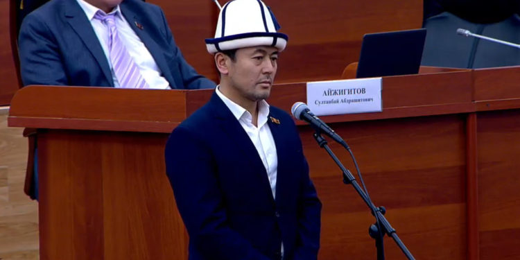 Депутат Кадырбеков: «Доллар көтөрүлсө, көз ирмемде баа да көтөрүлөт. Доллар түштү, баа эмнеге түшпөй жатат?»