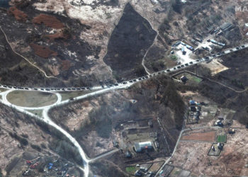 Киевдин түндүк-батышындагы 64 чакырымга созулган орус техникаларынын колоннасынын спутниктен тартылган сүрөтү тарады