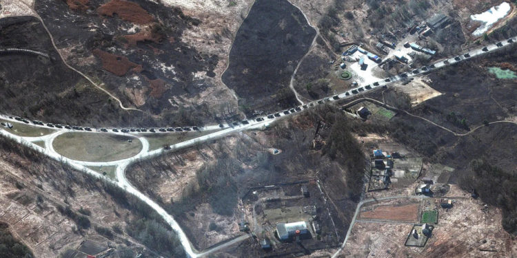 Киевдин түндүк-батышындагы 64 чакырымга созулган орус техникаларынын колоннасынын спутниктен тартылган сүрөтү тарады