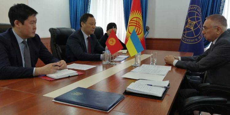 «Азыр бири-бирин угуу өтө маанилүү». Министр Руслан Казакбаев Украинанын элчисин кабыл алды