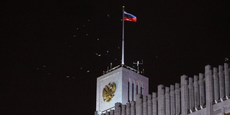 Орусиянын өкмөтү дос эмес өлкөлөрдүн тизмесин бекитти. Алардан алынган ири карызды рубль менен төлөөгө болору айтылды