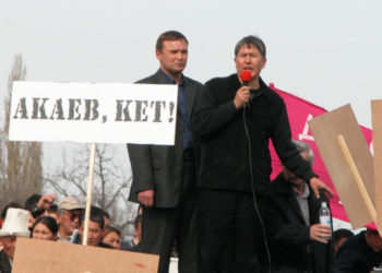 Бекешев: «Акаев аппак, а Атамбаев баарына күнөөлүү. Дал ушундай кылып тарыхты бурмалагысы келип жатышат»