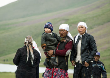 Кыргызстанда кыздар көп билим алышат, бирок эркектерге караганда аз айлык алышат