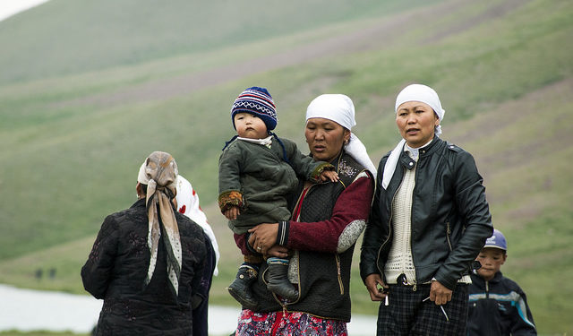 Кыргызстанда кыздар көп билим алышат, бирок эркектерге караганда аз айлык алышат