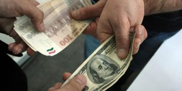 Тажикстандын банктары долларды накталай сатып алуудан баш тартып жатышат