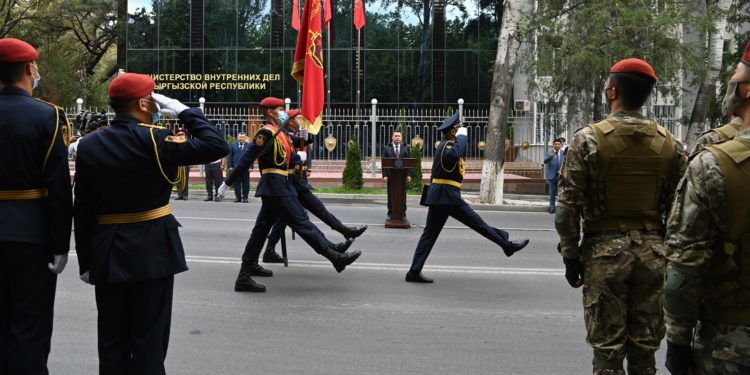 Ташиев: «1-апрелден тартып айлык көтөрүлөт дегендин аскер кызматкерлерине тиешеси жок»