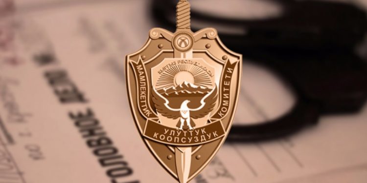 УКМК кызматкерине 30 миң доллар пара берүүгө шектелип 2 жаран кармалды