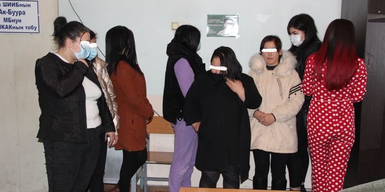 Ошто “Түнкү көпөлөк” рейди өткөрүлүп, сойкулук менен алектенет делген 13 кыз кармалды