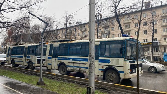 Орусиянын элчилигинин алдында автозактар турат