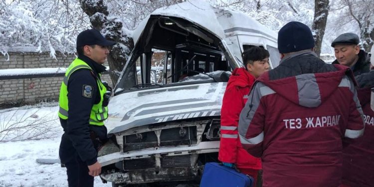 Бишкекте маршруттук таксинин айдоочусу бакты сүзүп, мүрт кетти