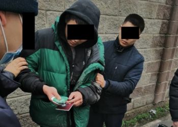 «Манас» аэропортунун кызматкери Кытай жаранынан 3 миң доллар пара талап кылууга шектелип кармалды