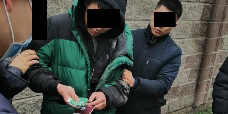 «Манас» аэропортунун кызматкери Кытай жаранынан 3 миң доллар пара талап кылууга шектелип кармалды