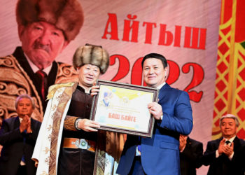 Республикалык айтышта Амантай Кутманалиев баш байгени утуп алып, ага 200 миң сом тапшырылды