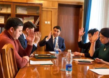 Жанар Акаев “Альянс” фракциясынын лидери болду