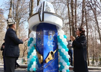 Ош шаарында «Ак калпак» инсталляциясы ачылды (сүрөт)