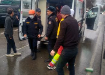 Бишкекте жол кырсыгынан унаага кыпчылып калган 2 жаран куткарылды