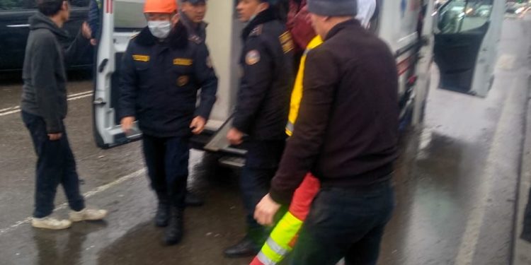 Бишкекте жол кырсыгынан унаага кыпчылып калган 2 жаран куткарылды