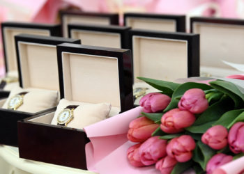 «Энелер эч качан ыйлабай, көздөрү бакытка толуп турсун». Президент жубайы менен биргеликте кесибинин мыктысы болгон аялдарды куттуктады