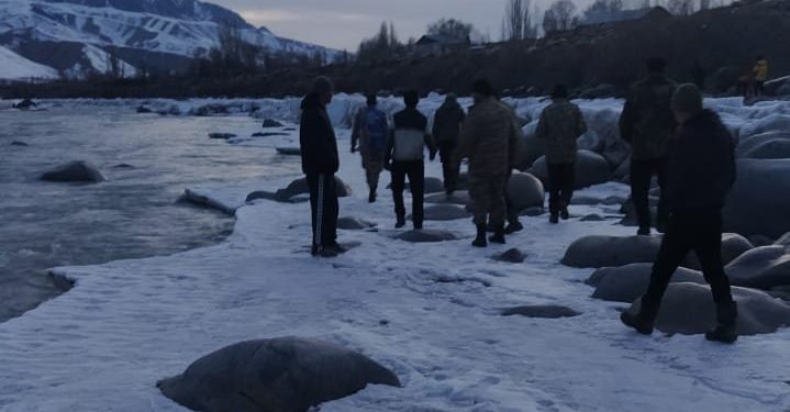 Нарын дарыясына агып кеткен 8 жаштагы бала изделүүдө