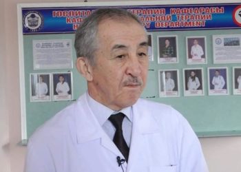 Министр телефондун жарыгында жүрөккө операция жасаган кардиохирургду кызматтан бошотту