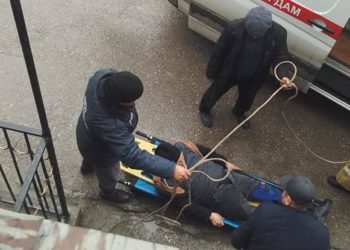 Кызыл-Кыяда 60 жаштагы киши 3-кабаттан кулап кетти. Ал мас абалында болгон