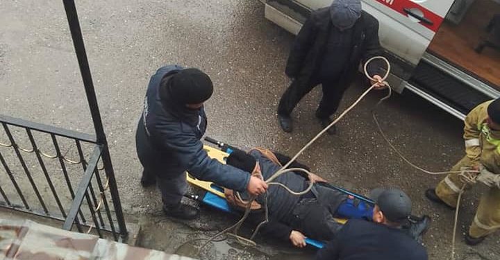 Кызыл-Кыяда 60 жаштагы киши 3-кабаттан кулап кетти. Ал мас абалында болгон