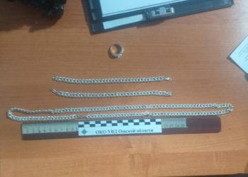 «Ош» аэропортунда 2 килограмм алтын жасалгаларды алып чыгып бара жаткандар кармалды