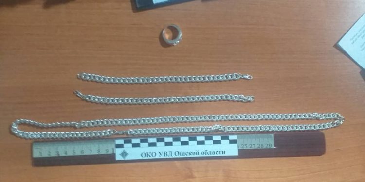 «Ош» аэропортунда 2 килограмм алтын жасалгаларды алып чыгып бара жаткандар кармалды