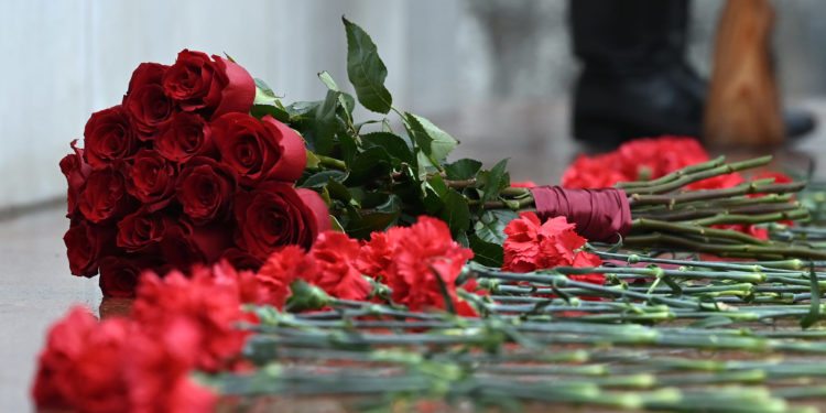 Өлкө башчысы Садыр Жапаров Аксы окуясында курман болгондорду эскерди