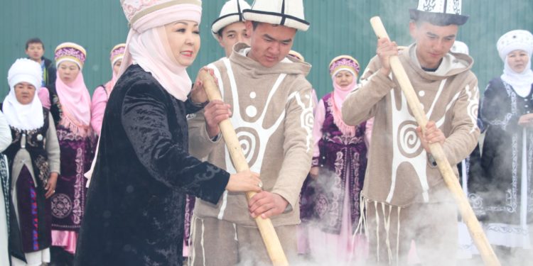 Баткенде 1 тонналык сүмөлөк кайнатуу башталды. Элестете албай жатсаңыз, сүрөттөргө көз салыңыз