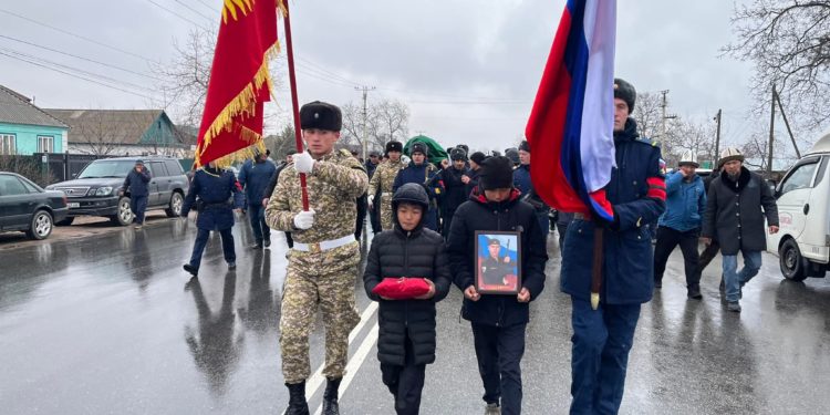 Украинада каза болгон кыргыз жигиттин сөөгү бүгүн жерге берилди